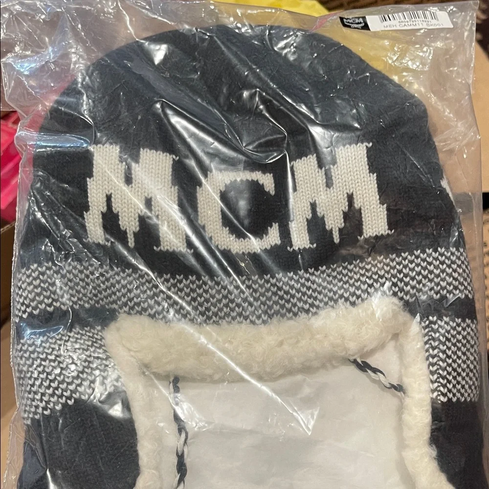 MCM Reversible Shapka Hat In Après Ski Wool in Black and White NWT Unisex